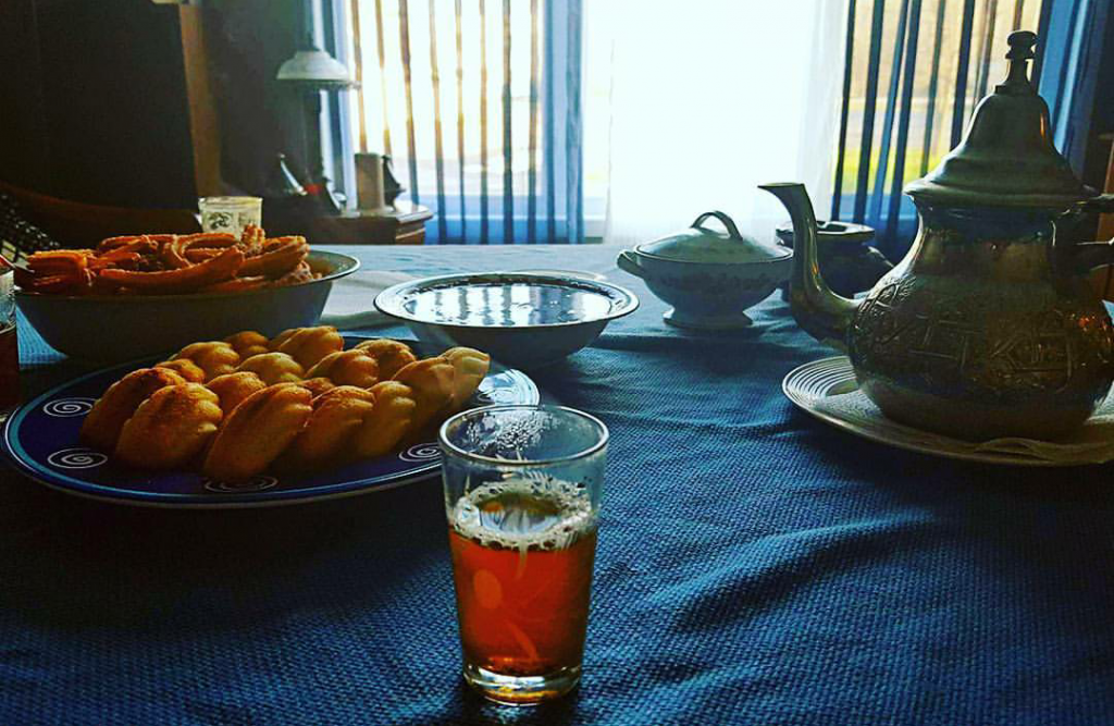 Légende photo : le thé Sencha classique, servi à la marocaine